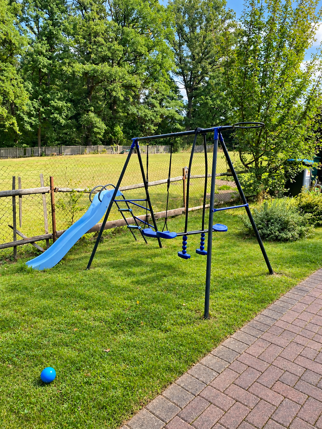 Kinderspielplatz mit Schaukel und Rutsche im Garten