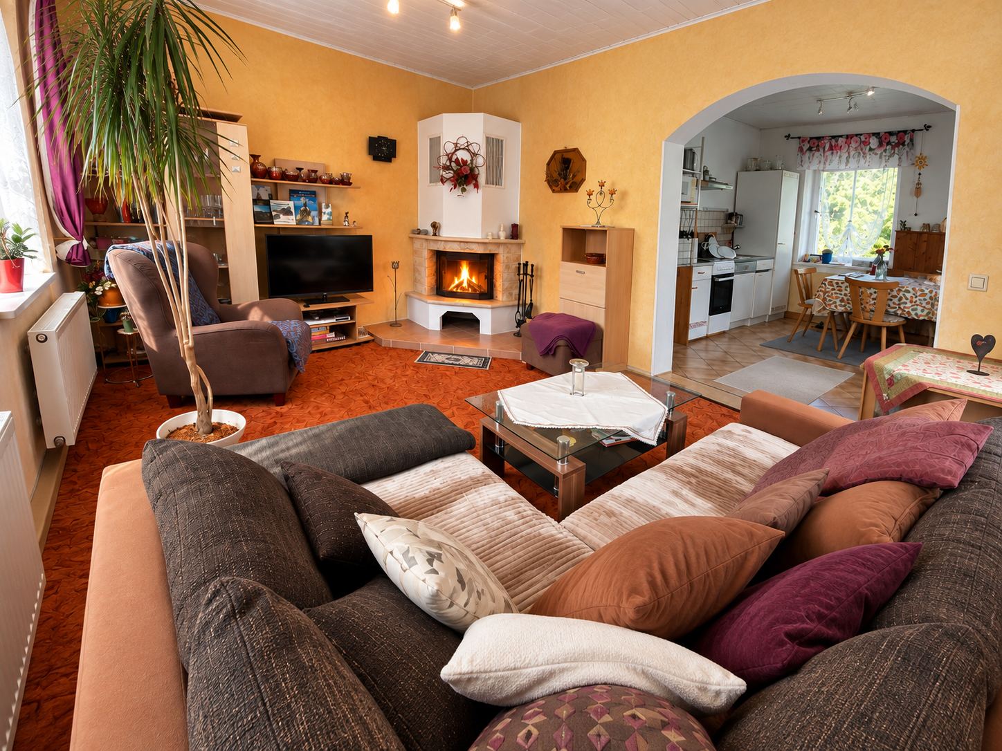 Gemütliches Wohnzimmer mit brennendem Kamin