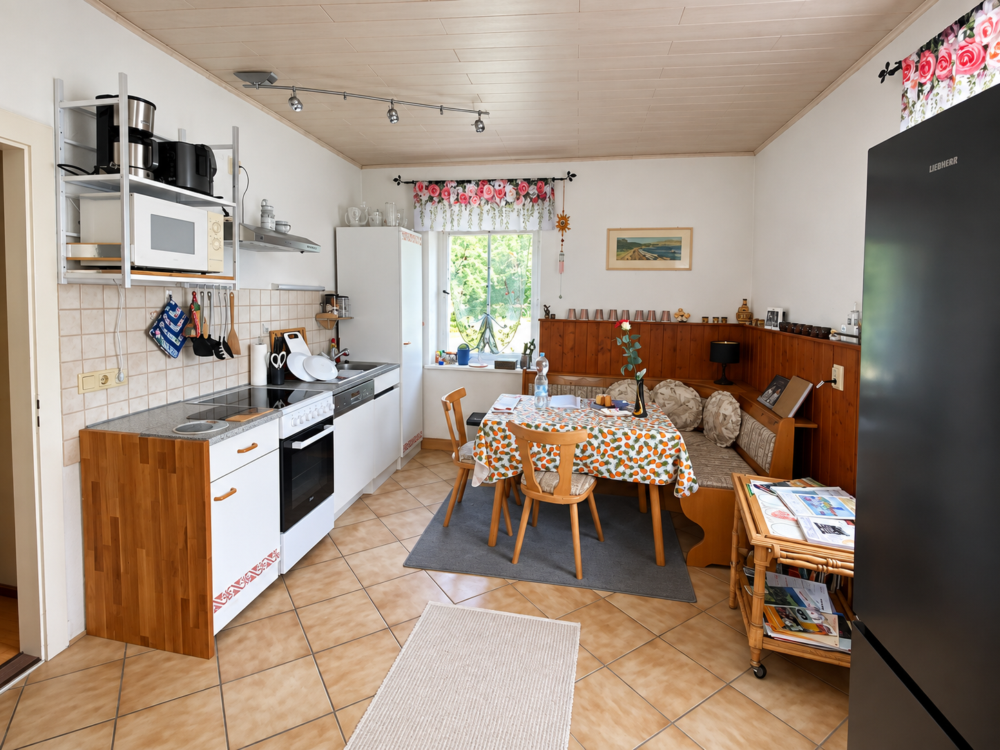 Helle Küche mit Essplatz in der Ferienwohnung