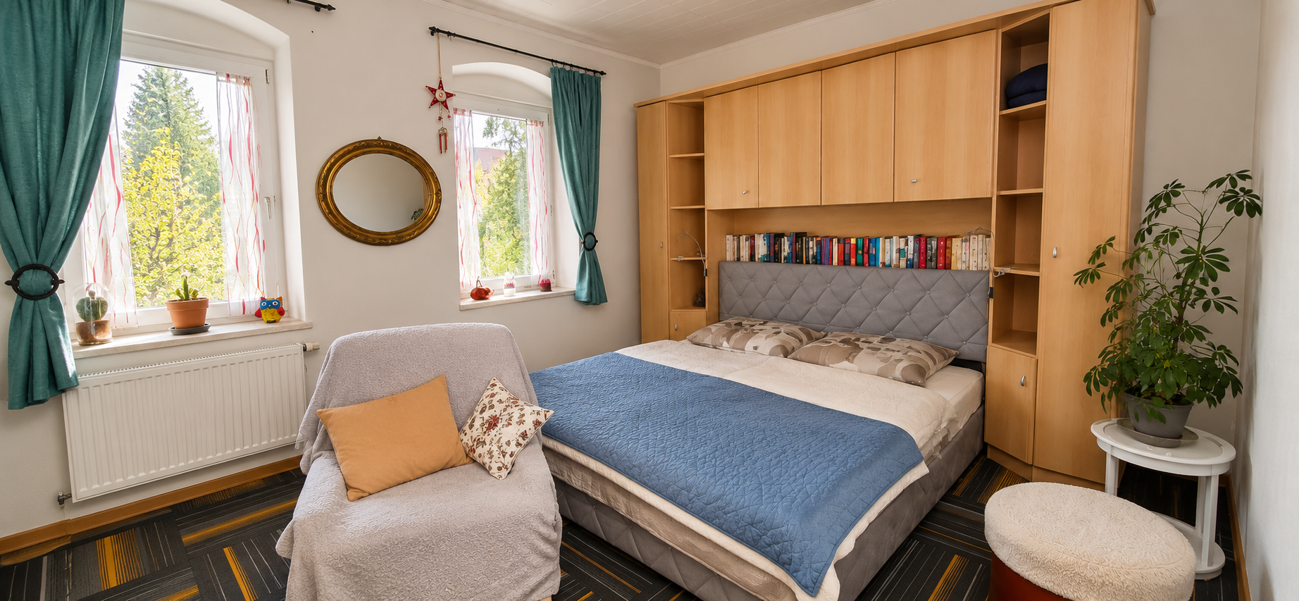 Helles Schlafzimmer mit Blick ins Grüne